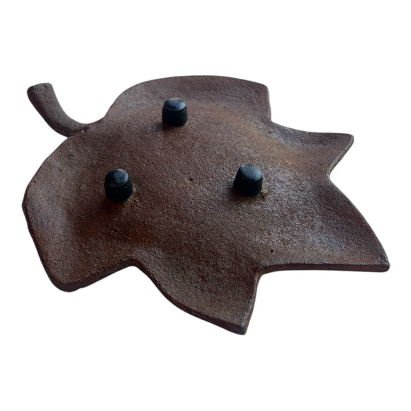 Rustic Leaf-Shaped Decorative Tray Made of Cast Iron - Picture 3 of 5